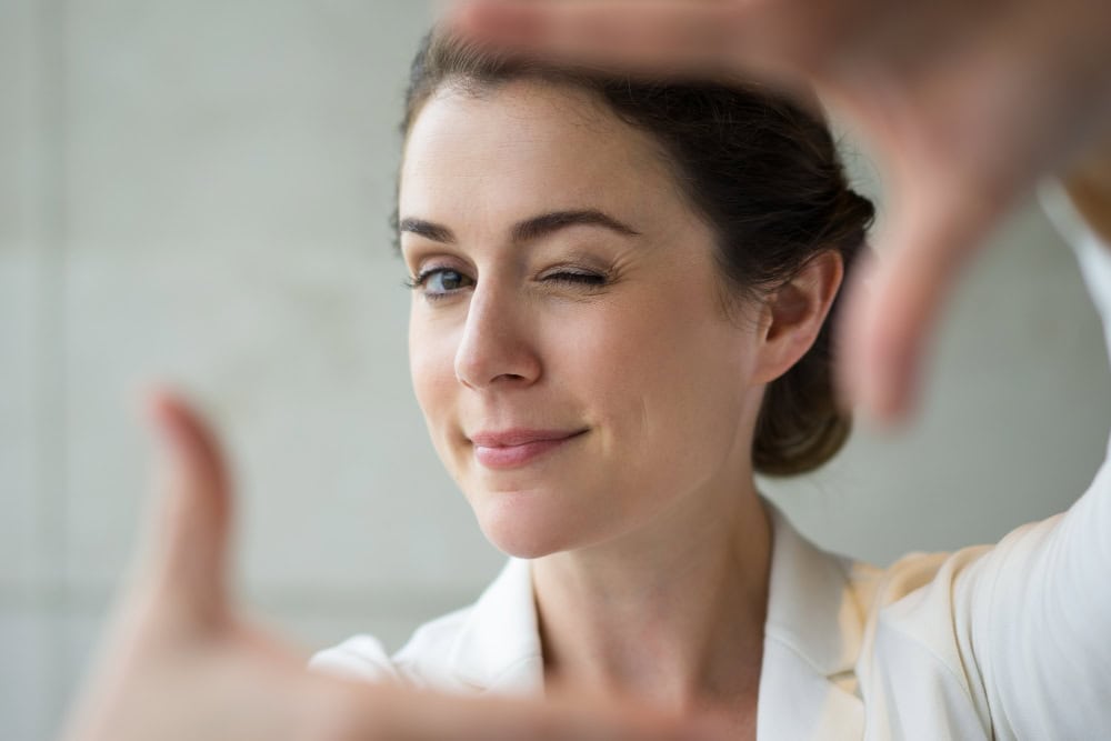 Woman making a frame with her hands during therapy for borderline personality disorder and addiction.